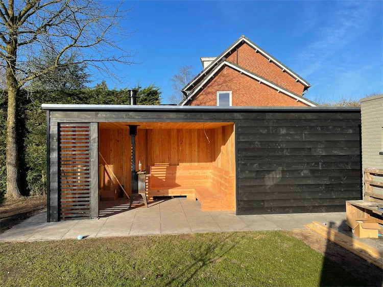 Afgewerkt houten buitenverblijf