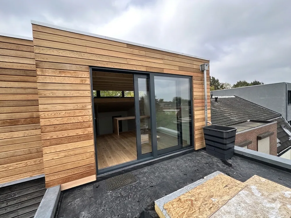 Afgeronde aanbouw aan de tuinzijde