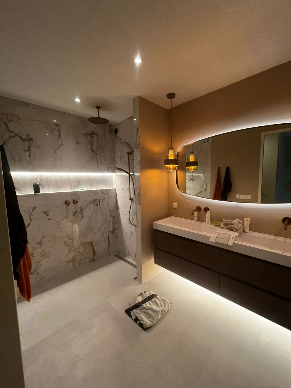 Badkamerrenovatie met marmerlook en zwarte details