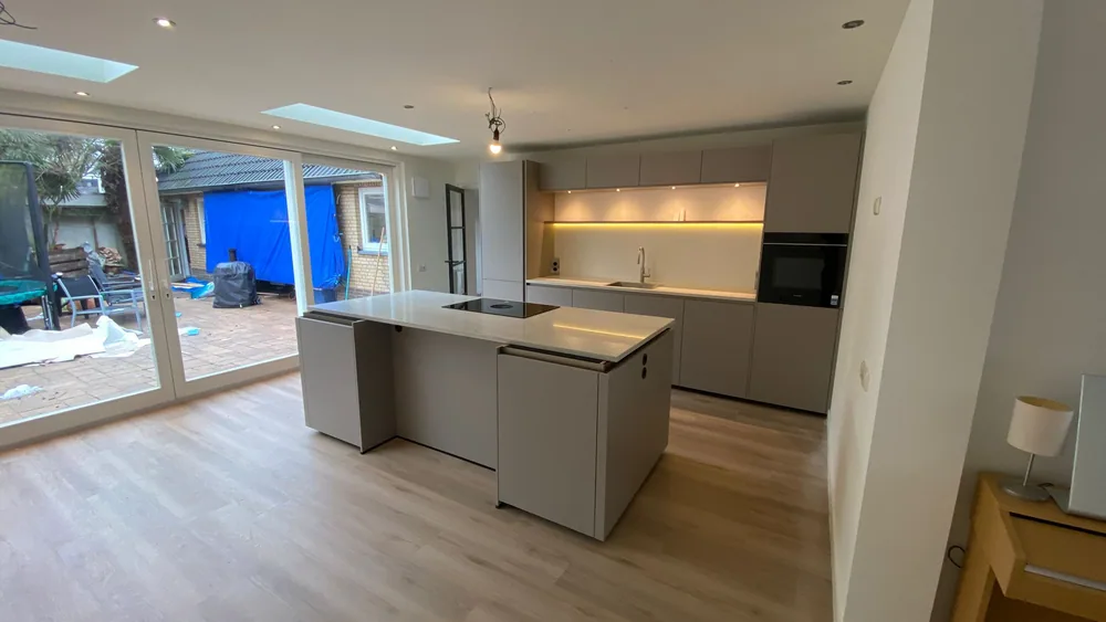 Moderne lichte keukenrenovatie